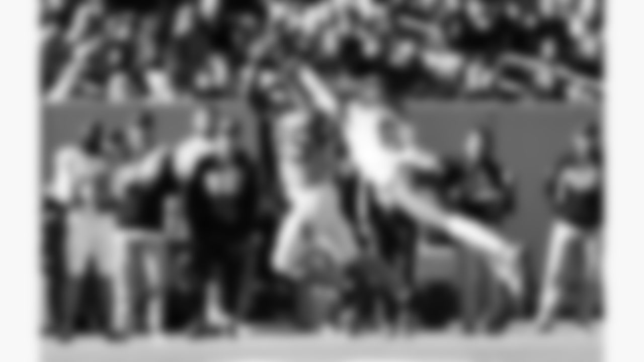 Kansas City Chiefs safety Bryan Cook (6) deflects a pass to Tennessee Titans tight end Chig Okonkwo (85) during a week 16 NFL football game, Sunday, December 21, 2025 in Nashville, TN.