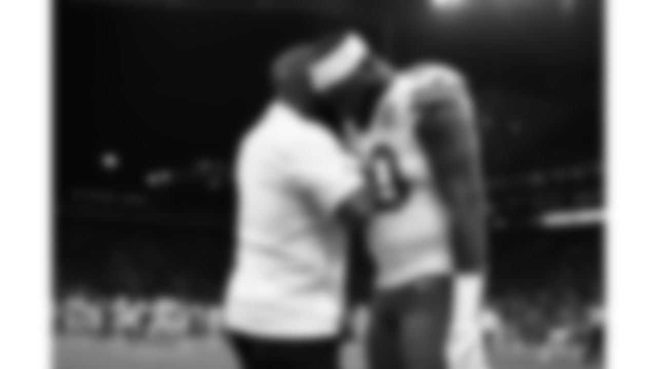 Kansas City Chiefs defensive end Charles Omenihu (90) prays with Marcellus Casey prior to a week 1 NFL football game against the Los Angeles Chargers at Arena Corinthians in São Paulo, Brazil on September 5, 2025.
