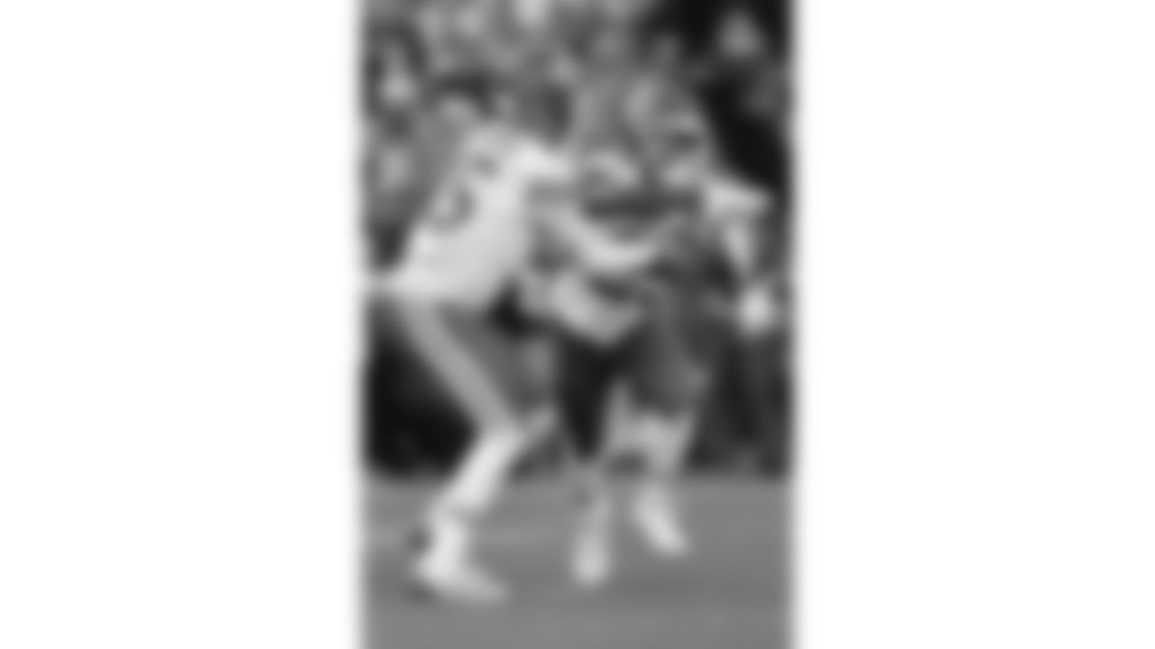 Kansas City Chiefs quarterback Patrick Mahomes (15) hands off the ball to running back Kareem Hunt (29) during a week 11 NFL Football game against the Denver Broncos on Sunday, November 16, 2025 in Denver, Colorado.