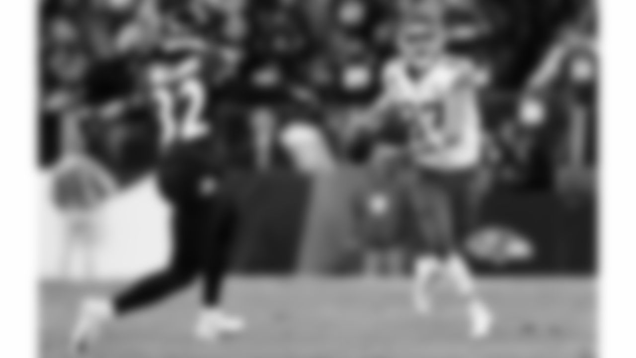 Kansas City Chiefs tight end Travis Kelce (87) runs with the ball during the AFC Championship Game against the Baltimore Ravens on Sunday, January 28, 2024 in Baltimore, MD.