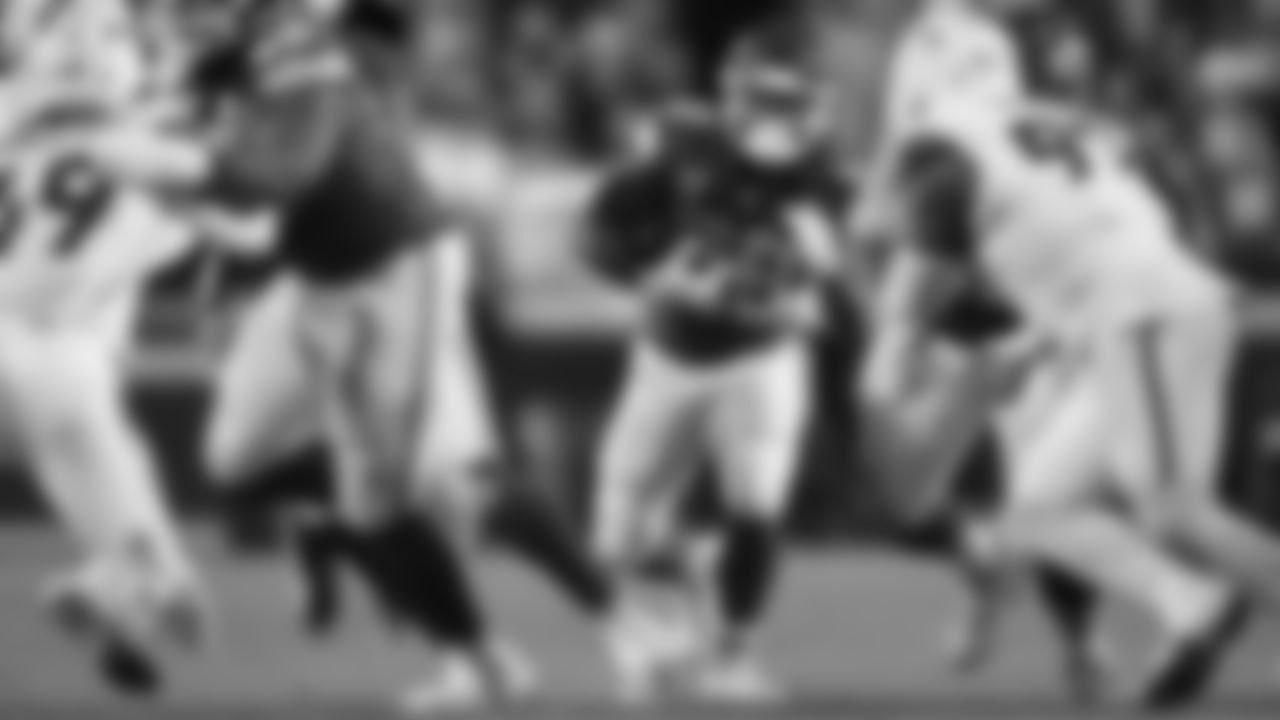 Kansas City Chiefs running back Kareem Hunt (29) runs the ball during an NFL week 17 matchup against the Denver Broncos, Thursday, December 25, 2025.