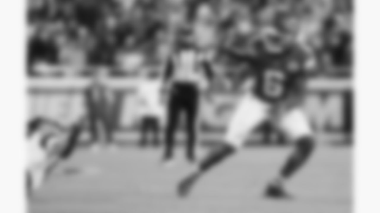 Kansas City Chiefs safety Bryan Cook (6) attempts to grab a loose ball during a week 8 NFL Football game against the Washington Commanders on Monday, October 27, 2025 in Kansas City, MO.