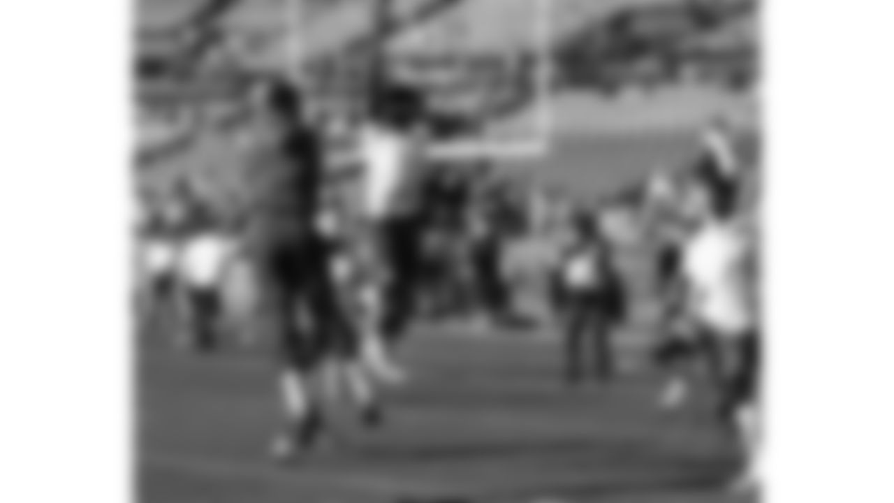Kansas City Chiefs quarterback Patrick Mahomes (15) and the Kansas City Chiefs wide receivers warm up prior to a week 11 NFL Football game against the Denver Broncos on Sunday, November 16, 2025 in Denver, Colorado.