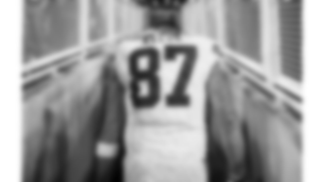 Kansas City Chiefs tight end Travis Kelce (87) prior to the regular season Week 13 NFL Football Game at Lambeau Field in Green Bay, WI on Sunday, December 3, 2023.