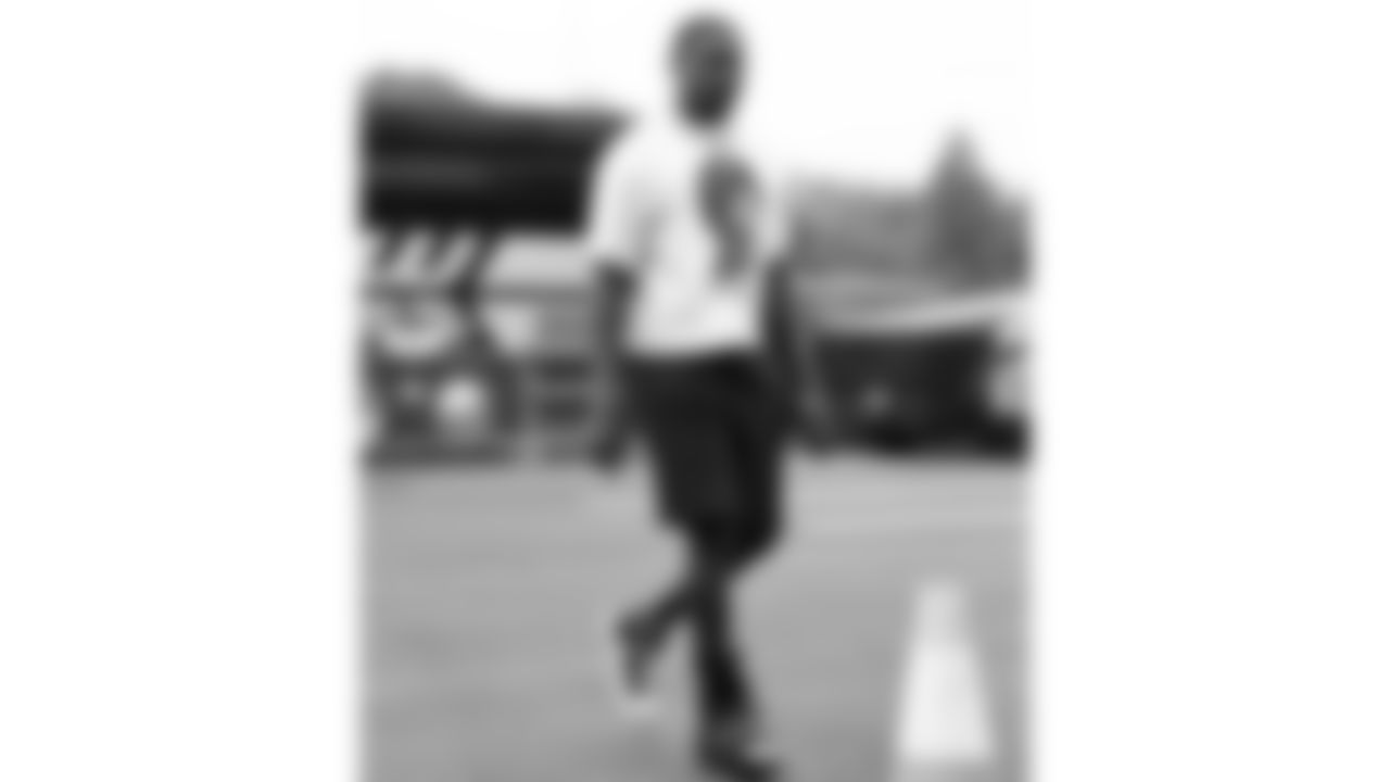 Kansas City Chiefs defensive end Janarius Robinson (98) arrives prior to a week 2 NFL Football game against the Philadelphia Eagles Sunday September 14, 2025.