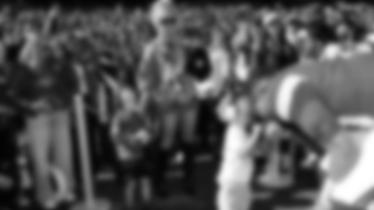 Kansas City Chiefs quarterback Patrick Mahomes (15) with his family prior to a week 7 NFL Football game against the Las Vegas Raiders on Sunday, October 19, 2025 in Kansas City, MO.
