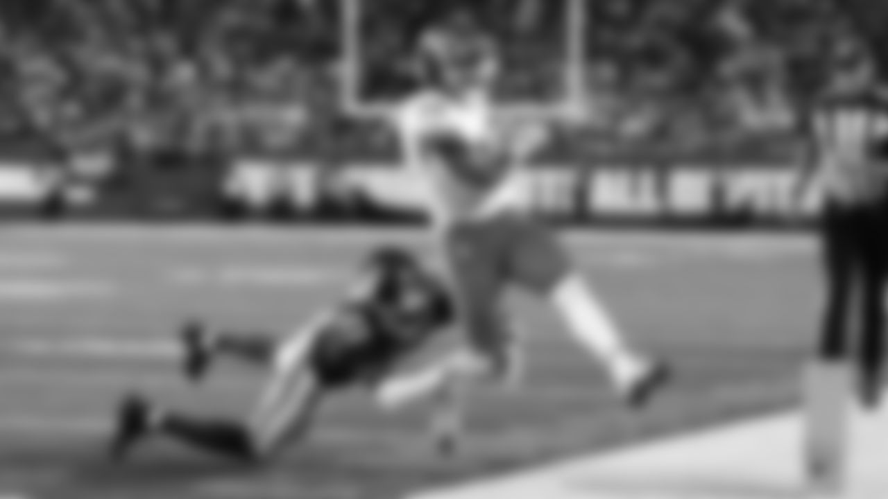 Kansas City Chiefs running back Isiah Pacheco (10) runs the ball out of bounds in front of New York Giants safety Tyler Nubin (27) during the week 3 NFL football game, Sunday, September 21, 2025 in East Rutherford, NJ.