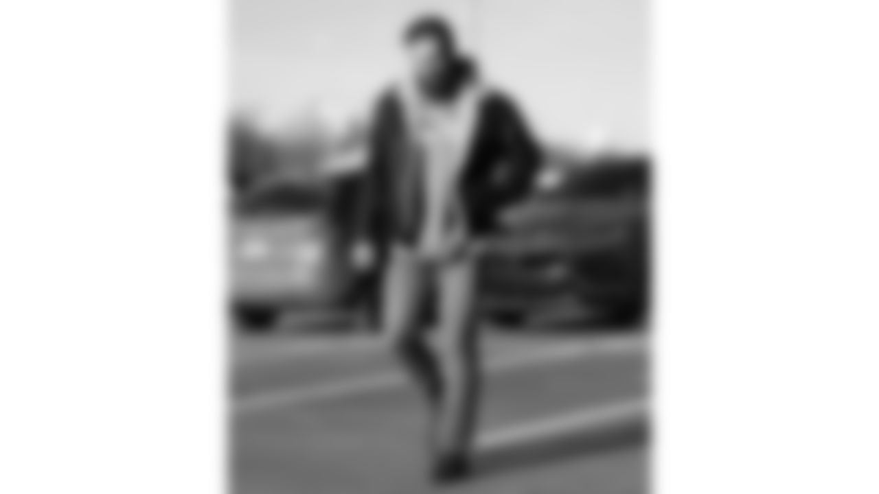 Kansas City Chiefs tight end Noah Gray (83) arrives prior to an NFL week 15 matchup against the Los Angeles Chargers, Sunday December 14, 2025.