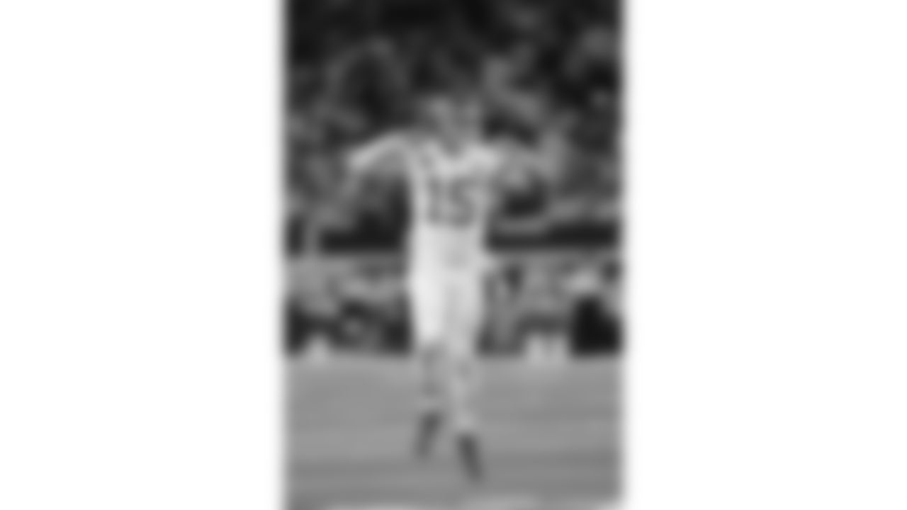 Kansas City Chiefs quarterback Patrick Mahomes (15) flexes in celebration during a week 13 NFL Football game against the Dallas Cowboys on Thursday, November 27, 2025 in Dallas, Texas.