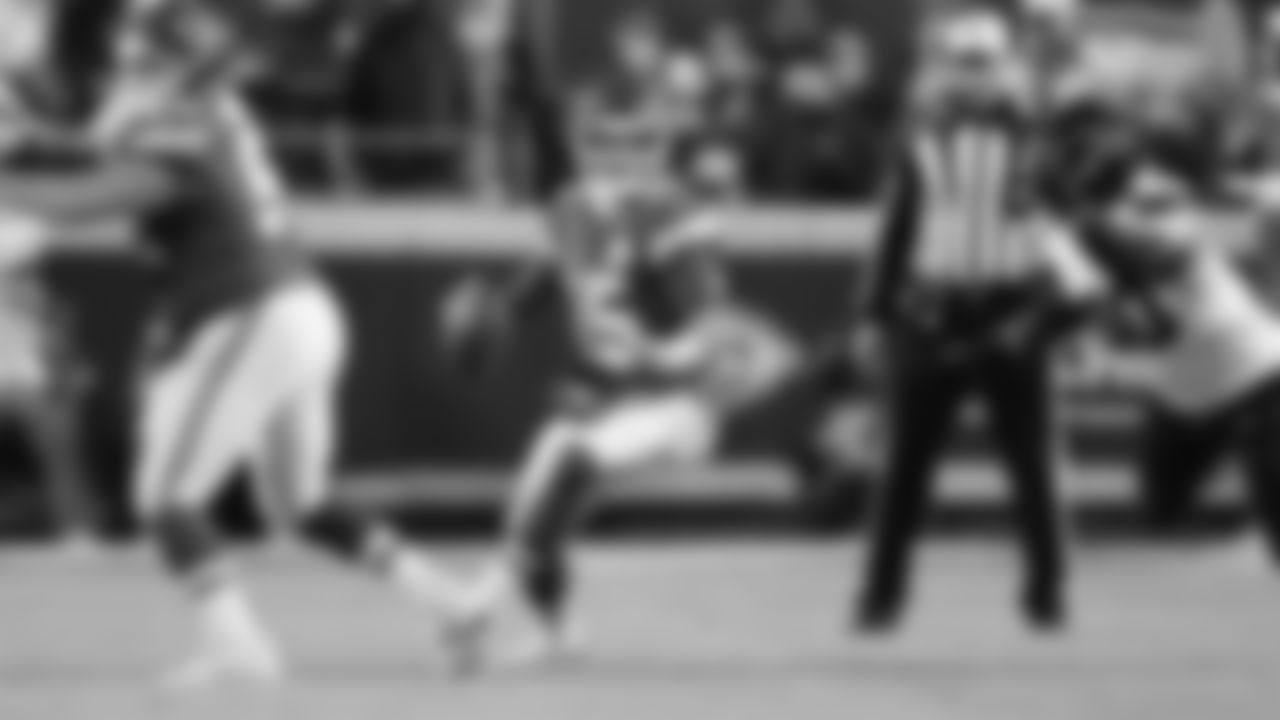 Kansas City Chiefs quarterback Patrick Mahomes (15) scrambles during an NFL week 14 matchup against the Houston Texans, Sunday December 7, 2025.