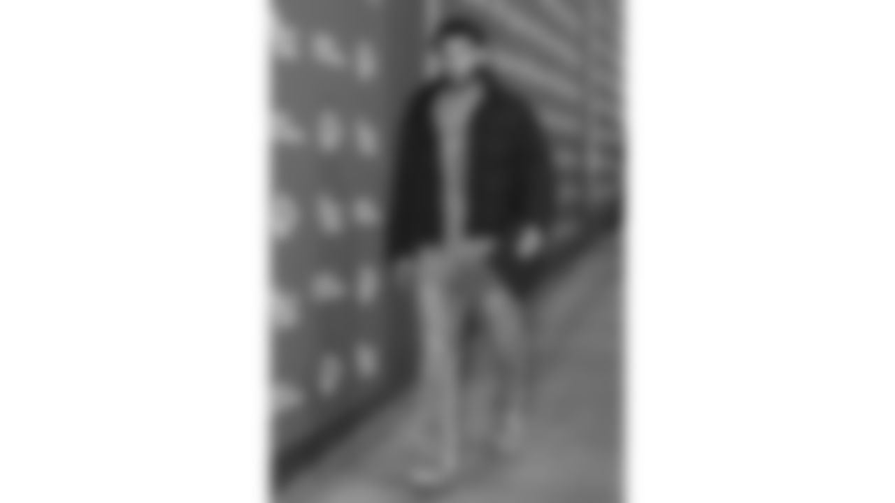 Kansas City Chiefs defensive back Jaden Hicks (21) arrives prior to a week 12 NFL Football game against the Indianapolis Colts on Sunday, November 23, 2025 in Kansas City, MO