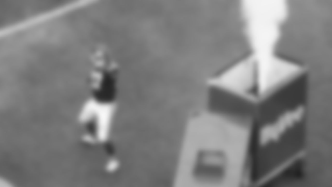 Kansas City Chiefs tight end Travis Kelce (87) runs out from the tunnel prior to the week 2 NFL football game against the Philadelphia Eagles, Sunday, September 14, 2025 in Kansas City, MO.