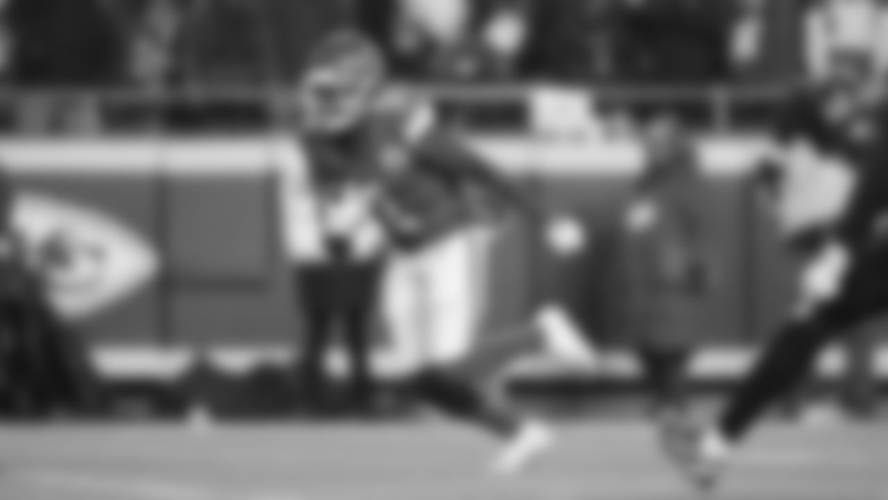 Kansas City Chiefs wide receiver Xavier Worthy (1) runs the ball during an NFL week 14 matchup against the Houston Texans, Sunday December 7, 2025.
