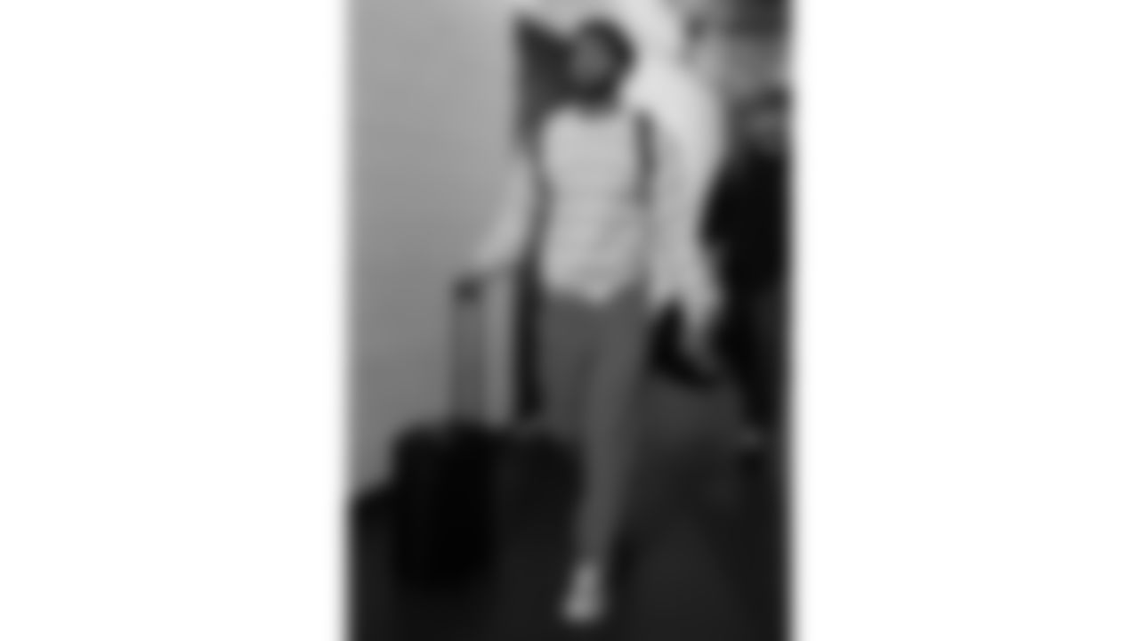 Kansas City Chiefs defensive back Jaden Hicks (21) arrives at Allegiant Stadium for a week 18 NFL football game against the Las Vegas Raiders, Sunday, January 4, 2026 in Las Vegas, NV.