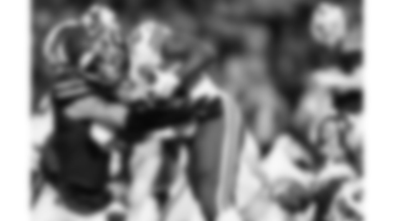 Kansas City Chiefs running back Kareem Hunt (29) runs the ball during a week 9 NFL football game against the Buffalo Bills, Sunday, November 2, 2025 in Buffalo, NY.