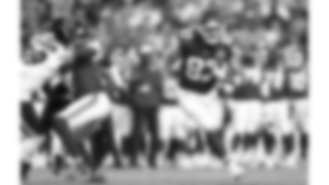 Kansas City Chiefs tight end Travis Kelce (87) runs with the ball during a preseason week 3 NFL football game against the Chicago Bears, Friday, August 22, 2025 in Kansas City, MO.