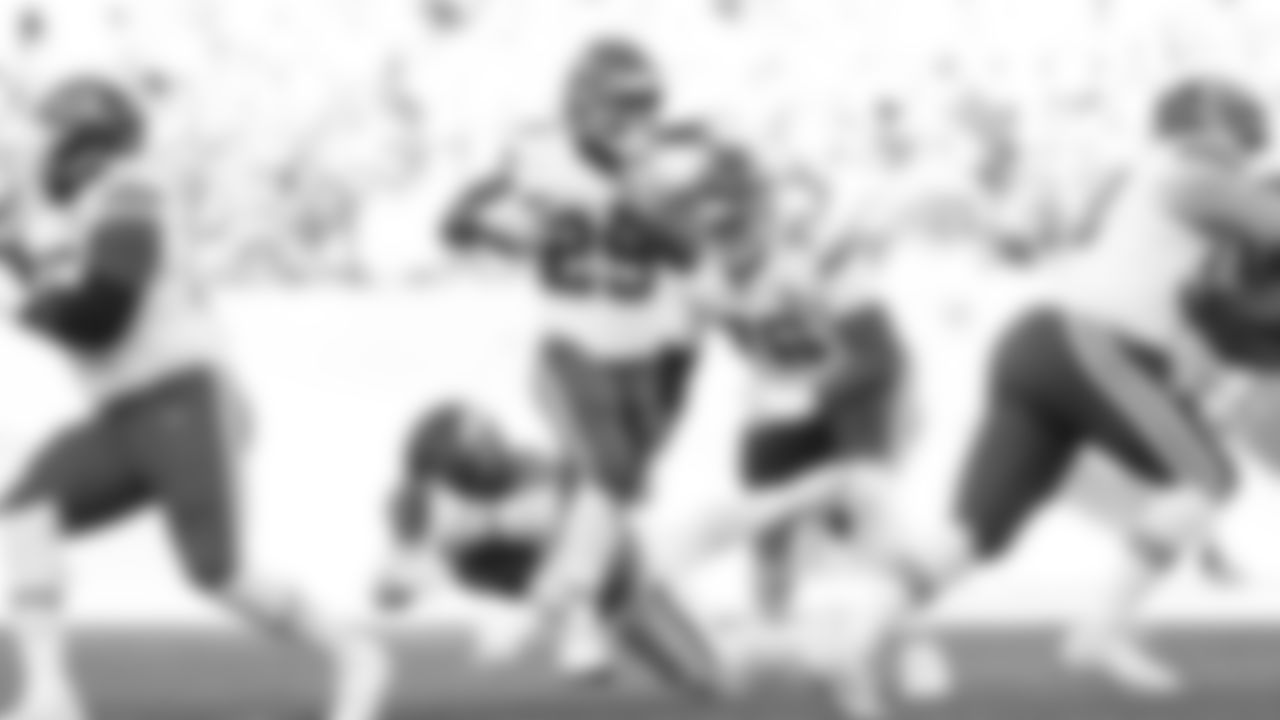 Kansas City Chiefs running back Kareem Hunt (29) runs with the ball during a week 11 NFL Football game against the Denver Broncos on Sunday, November 16, 2025 in Denver, Colorado.