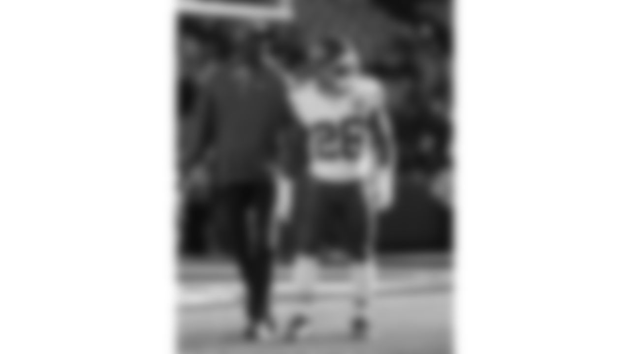 Kansas City Chiefs running back Clyde Edwards-Helaire (26) warms up prior to a week 9 NFL football game against the Buffalo Bills, Sunday, November 2, 2025 in Buffalo, NY