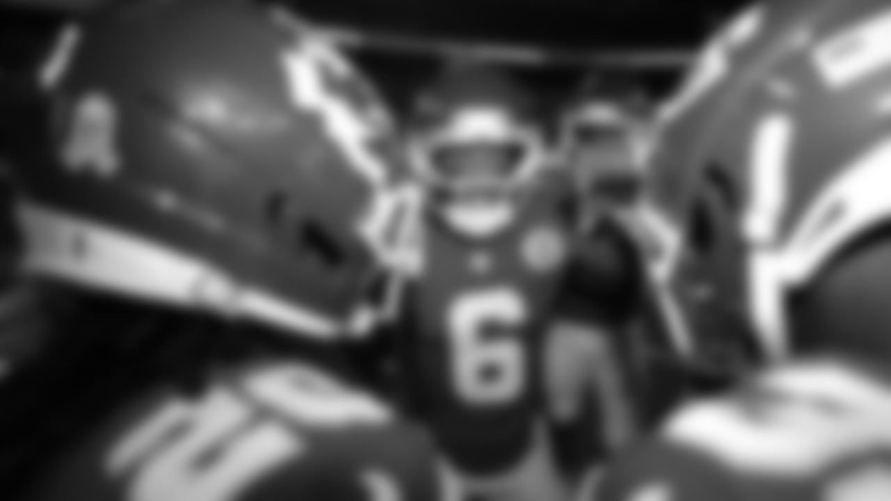 Kansas City Chiefs safety Bryan Cook (6) talks to the team prior to a week 8 NFL Football game against the Washington Commanders on Monday, October 27, 2025 in Kansas City, MO.