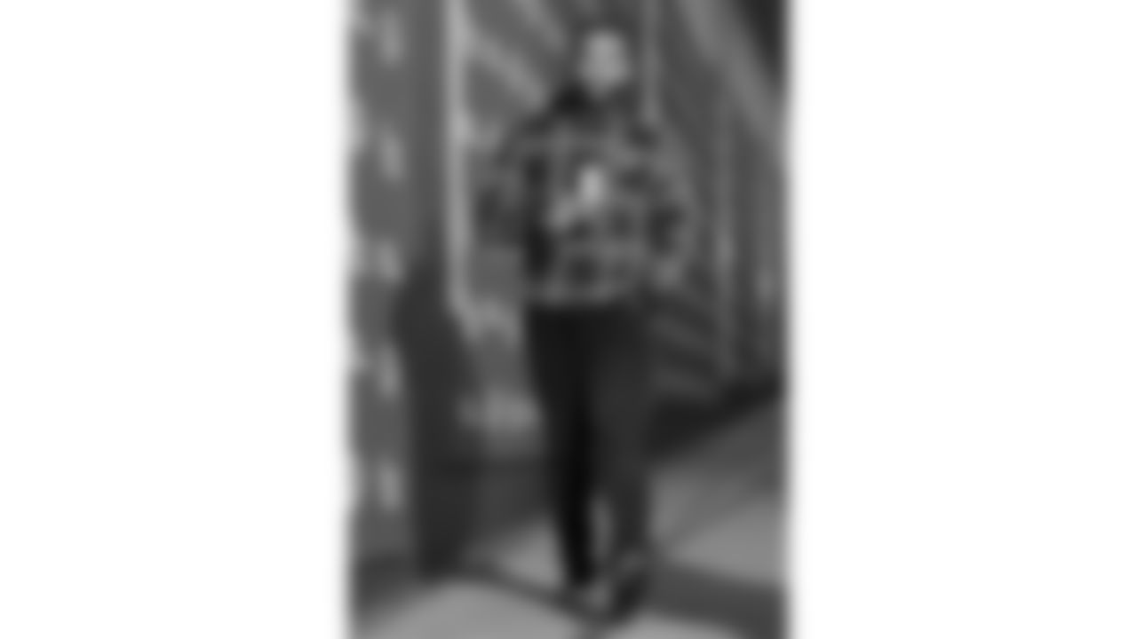 Kansas City Chiefs running back Elijah Mitchell (25) arrives prior to an NFL week 14 matchup against the Houston Texans, Sunday December 7, 2025.