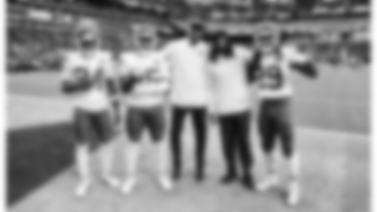 Kansas City Chiefs running backs group Brashard Smith (24), Elijah Mitchell (25), Coach Todd Pinkston, Isiah Pacheco (10) and Kareem Hunt (29) pose in the end zone prior to a week 18 NFL football game against the Las Vegas Raiders, Sunday, January 4, 2026 in Las Vegas, NV.