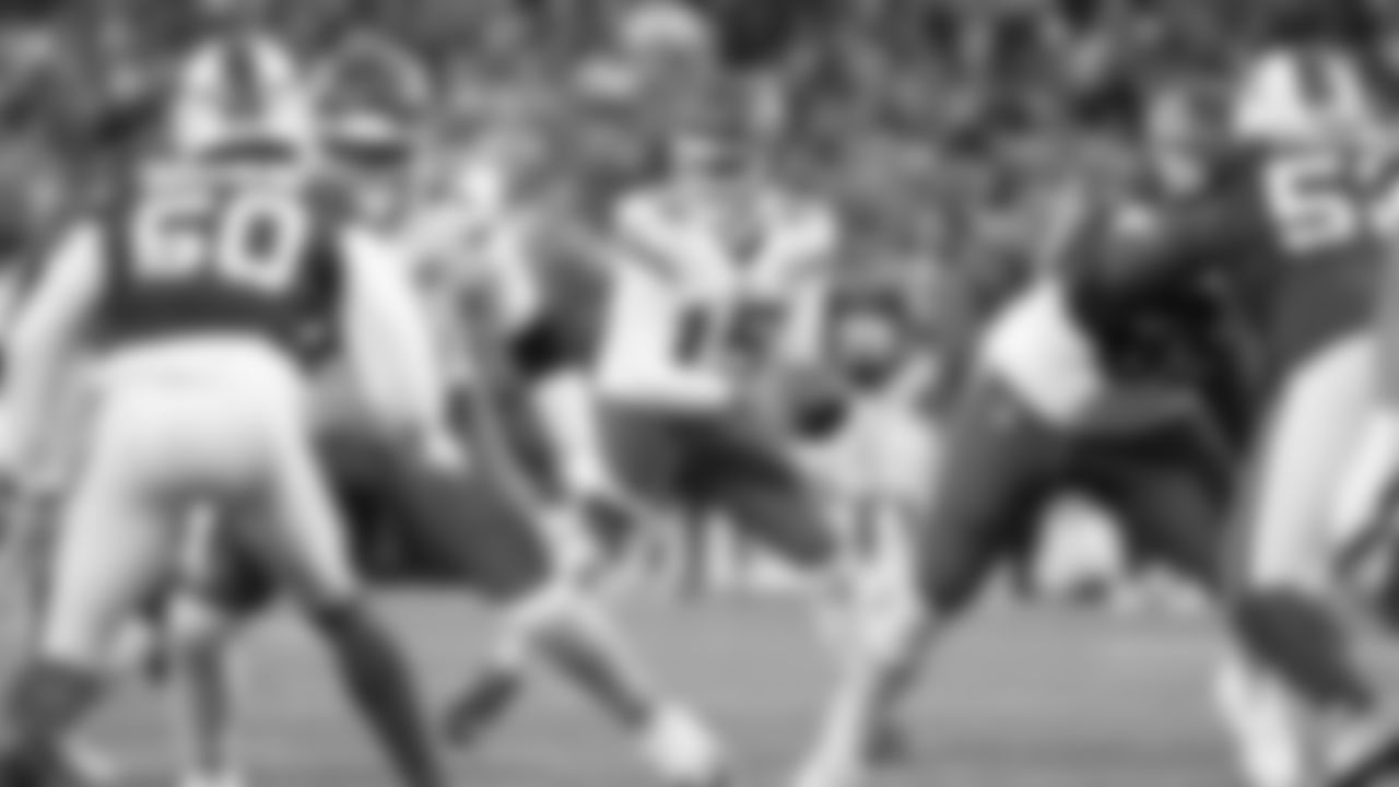 Kansas City Chiefs quarterback Patrick Mahomes (15) looks to hand off during a week 9 NFL football game against the Buffalo Bills, Sunday, November 2, 2025 in Buffalo, NY