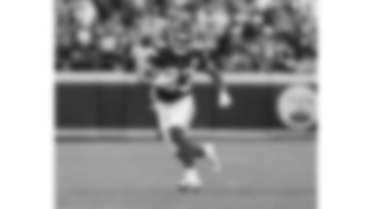 Kansas City Chiefs tight end Noah Gray (83) runs with the ball during a week 12 NFL football game against the Indianapolis Colts, Sunday, November 23, 2025 in Kansas City, MO.