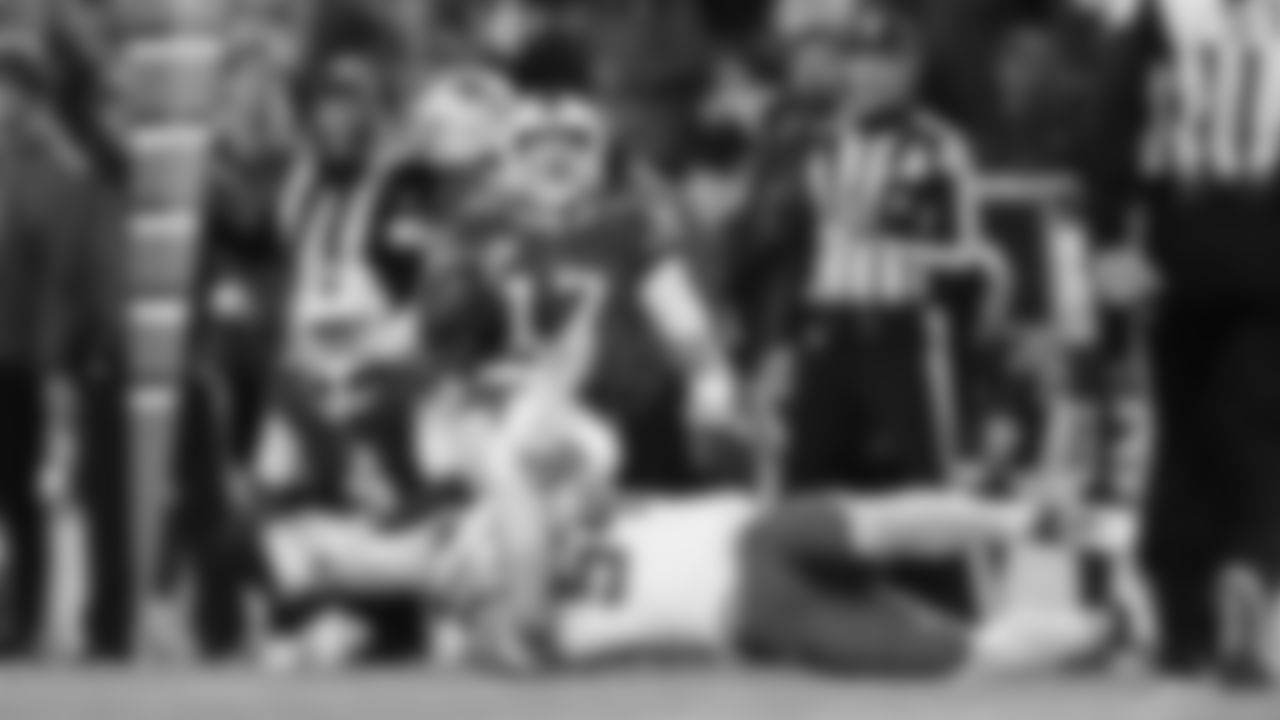 Kansas City Chiefs linebacker Leo Chenal (54) gets a sack during a week 9 NFL football game against the Buffalo Bills, Sunday, November 2, 2025 in Buffalo, NY