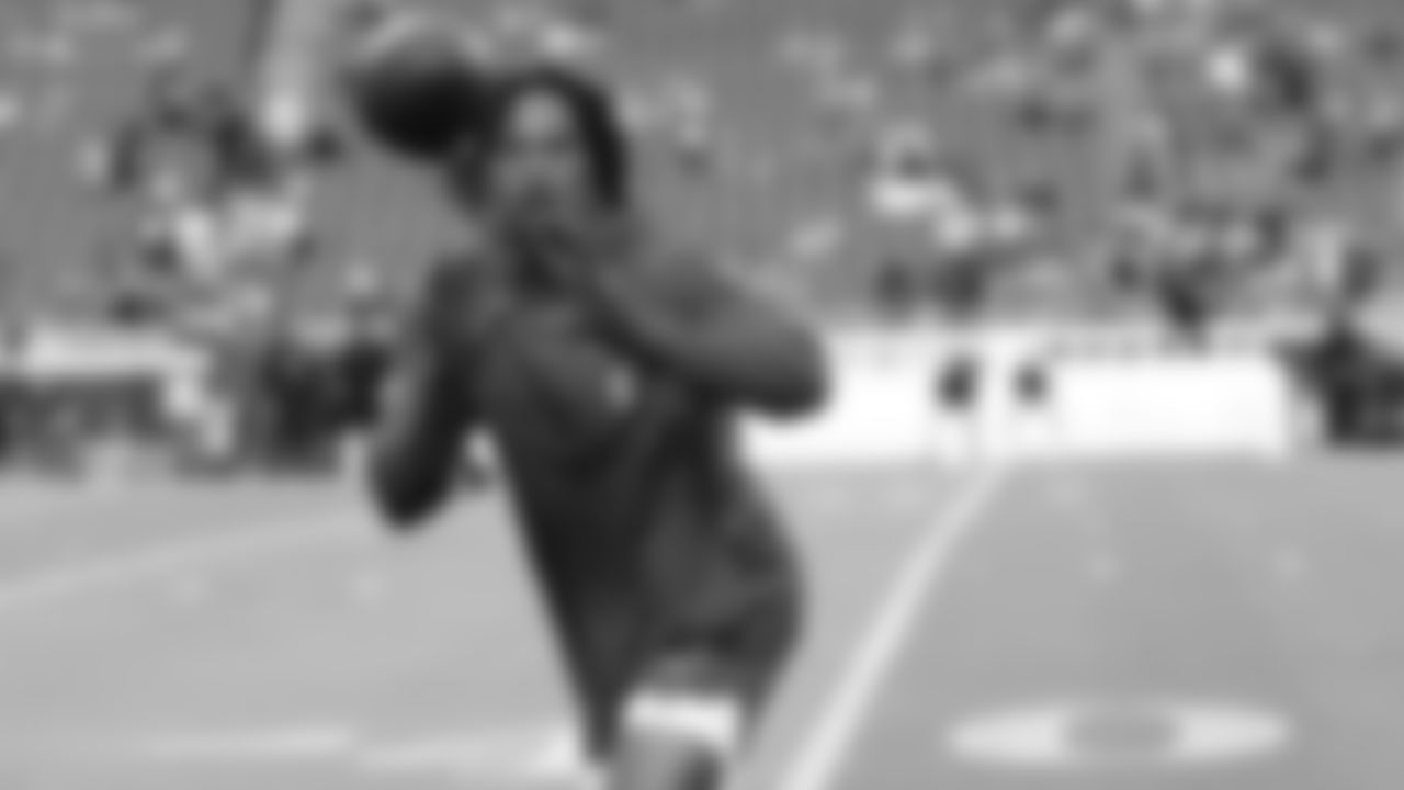 Kansas City Chiefs safety Bryan Cook (6) warms up prior to a week 6 NFL Football game against the Detroit Lions on Sunday, October 12, 2025 in Kansas City, MO.