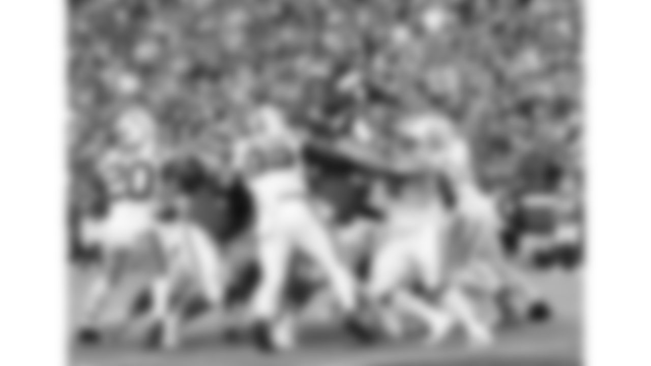 Kansas City Chiefs running back Kareem Hunt (29) carries the ball into the end zone during a week 12 NFL football game against the Indianapolis Colts, Sunday, November 23, 2025 in Kansas City, MO.