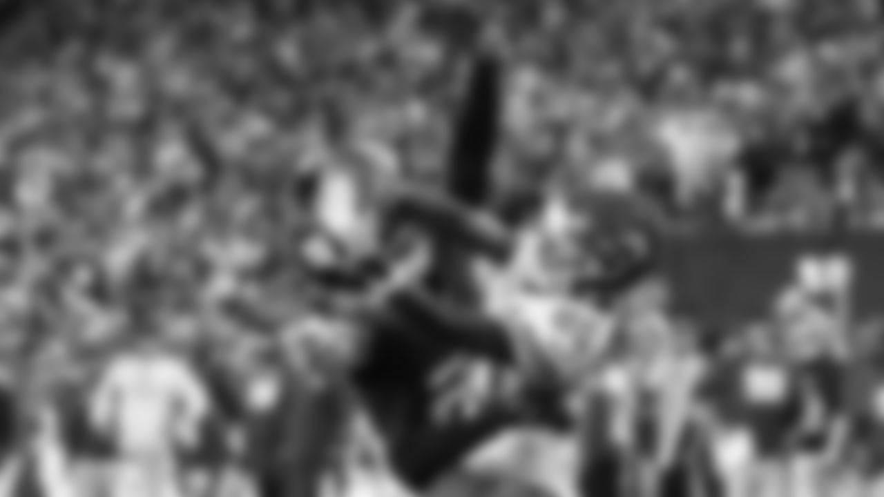 Kansas City Chiefs wide receiver Tyquan Thornton (80) catches the ball over New York Giants cornerback Andru Phillips (22) during the week 3 NFL football game, Sunday, September 21, 2025 in East Rutherford, NJ.