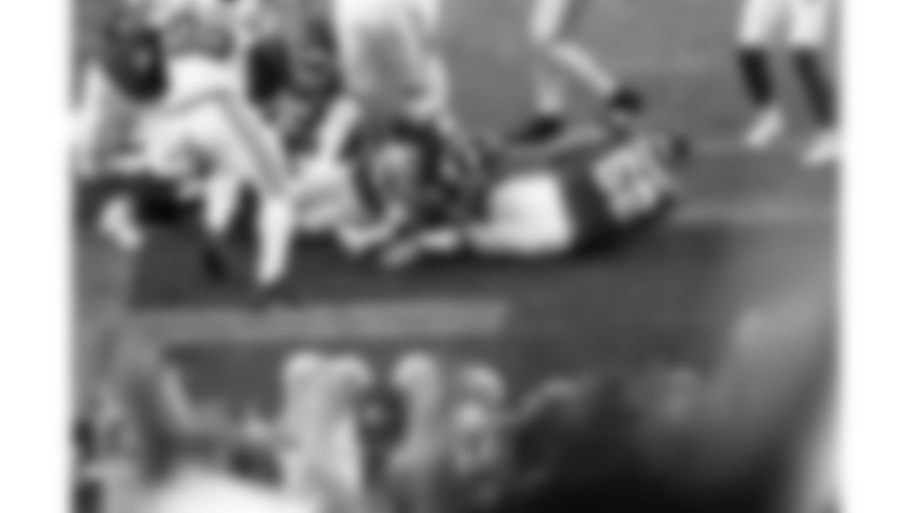 Kansas City Chiefs running back Kareem Hunt (29) carries the ball into the end zone during a week 12 NFL football game against the Indianapolis Colts, Sunday, November 23, 2025 in Kansas City, MO.