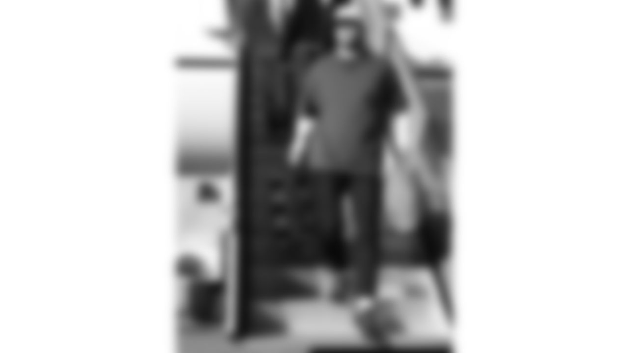 Kansas City Chiefs tight end Robert Tonyan (85) travels for a week 11 matchup with the Denver Broncos Saturday November 15, 2025.