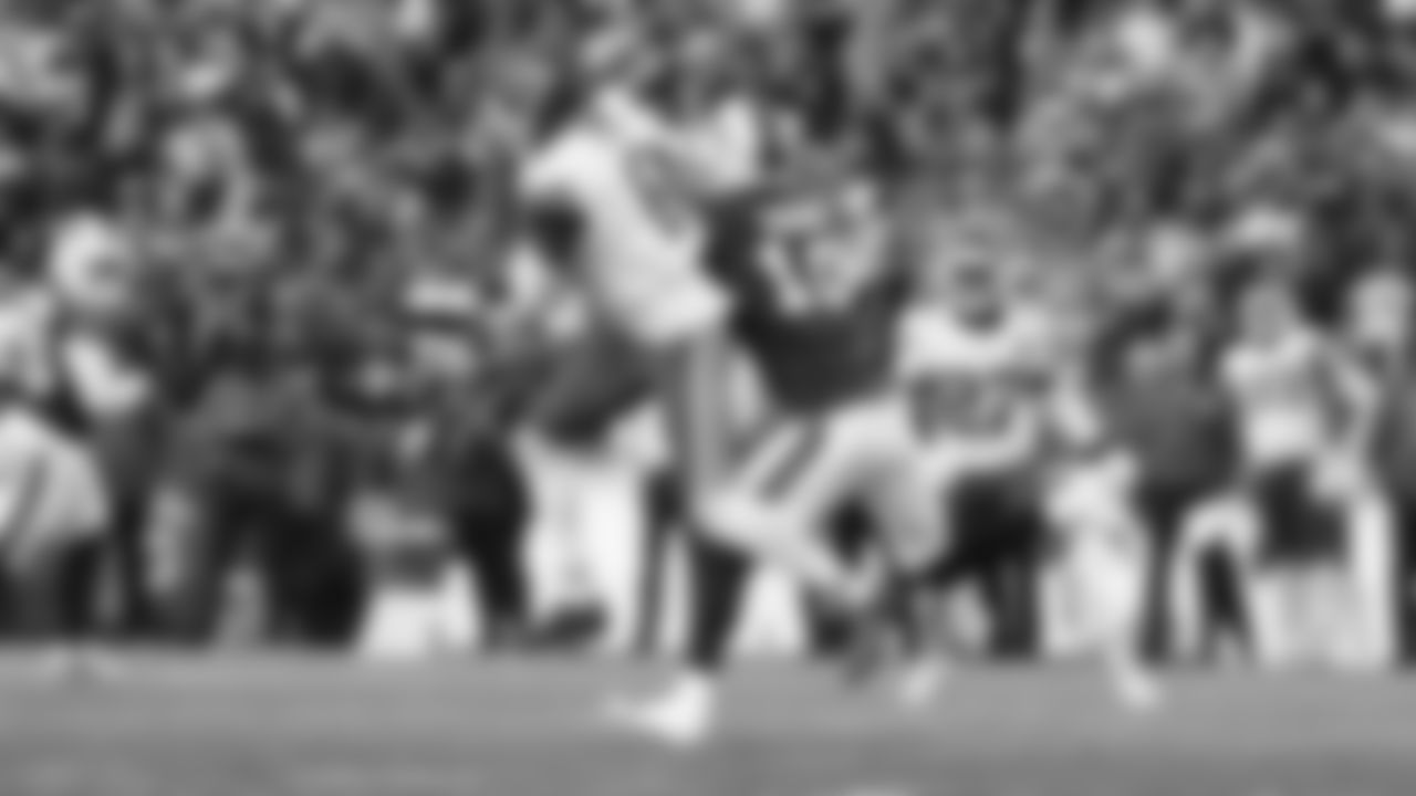 Kansas City Chiefs safety Bryan Cook (6) breaks up a pass during a week 9 NFL football game against the Buffalo Bills, Sunday, November 2, 2025 in Buffalo, NY