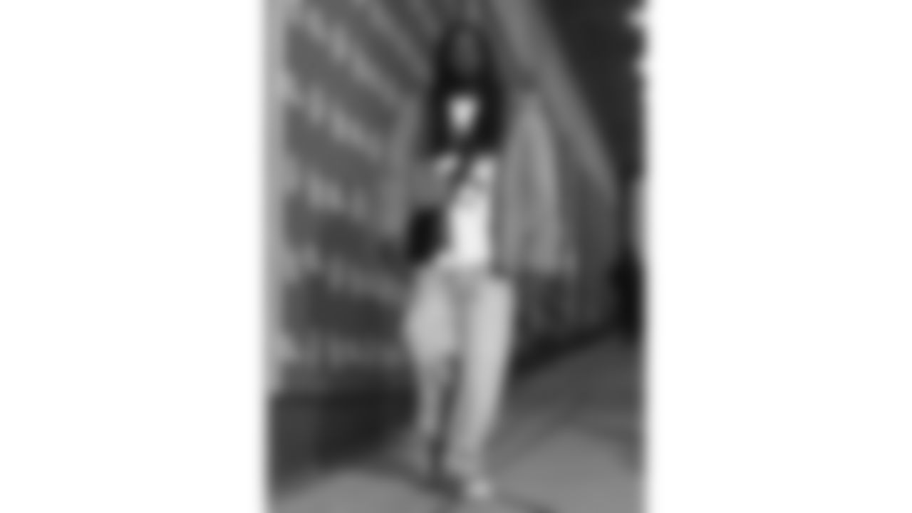 Kansas City Chiefs running back Kareem Hunt (29) arrives prior to an NFL week 14 matchup against the Houston Texans, Sunday December 7, 2025.