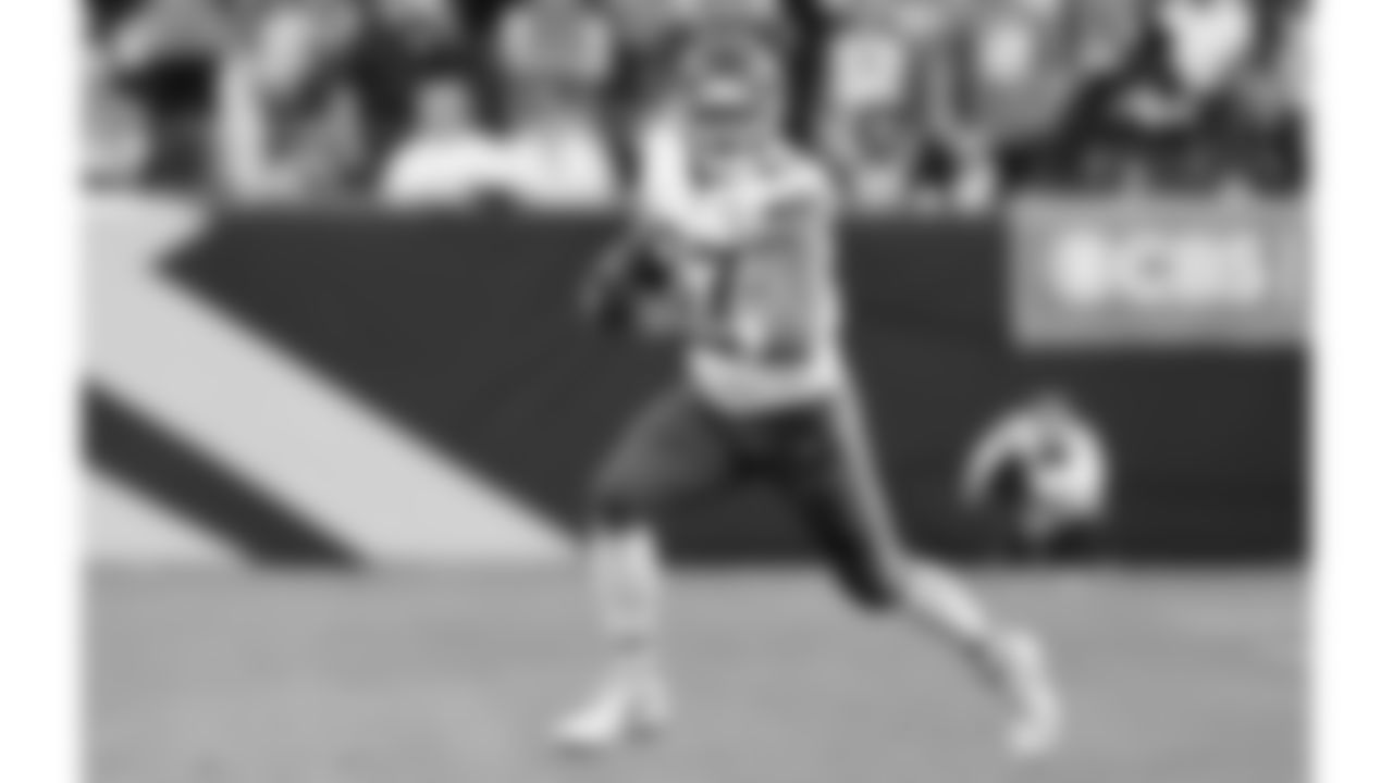 Kansas City Chiefs tight end Travis Kelce (87) runs with the ball during a week 11 NFL Football game against the Denver Broncos on Sunday, November 16, 2025 in Denver, Colorado.