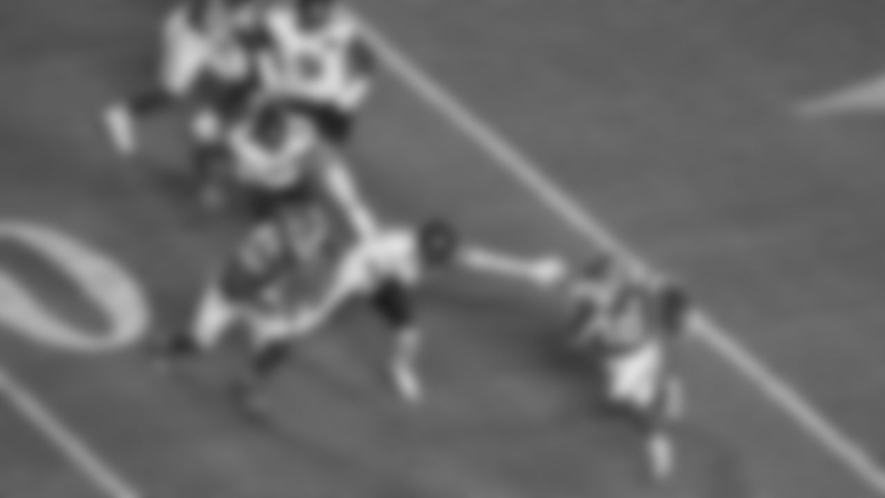 Kansas City Chiefs running back Isiah Pacheco (10) runs with the ball during a preseason week 3 NFL football game against the Chicago Bears, Friday, August 22, 2025 in Kansas City, MO.