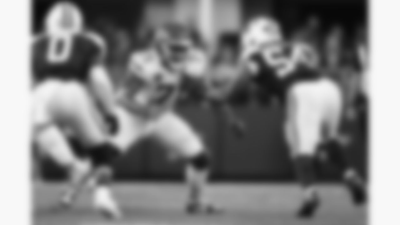 Kansas City Chiefs tackle Josh Simmons (71) blocks a defender during a week 13 NFL Football game against the Dallas Cowboys on Thursday, November 27, 2025 in Dallas, Texas.