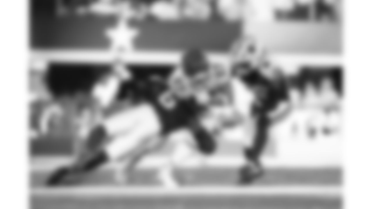 Kansas City Chiefs tight end Travis Kelce (87) runs with the ball during a week 13 NFL Football game against the Dallas Cowboys on Thursday, November 27, 2025 in Dallas, Texas.