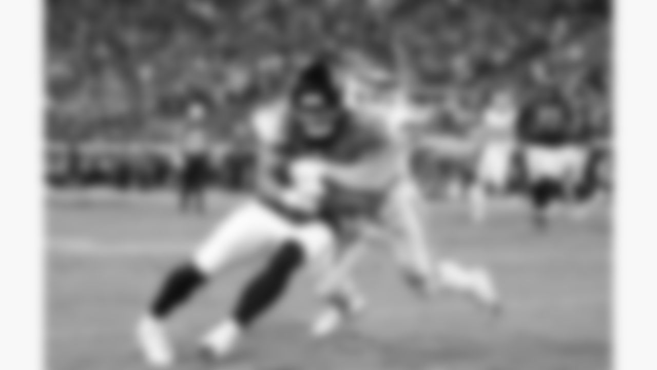 Kansas City Chiefs linebacker Leo Chenal (54) hits Jacksonville Jaguars tight end Johnny Mundt (86) during the week 5 NFL football game, Monday, October 6, 2025 in Jacksonville, FL.