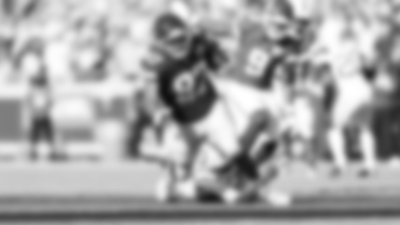 Kansas City Chiefs tight end Travis Kelce (87) runs the ball during a week 12 NFL Football game against the Indianapolis Colts on Sunday, November 23, 2025 in Kansas City, MO