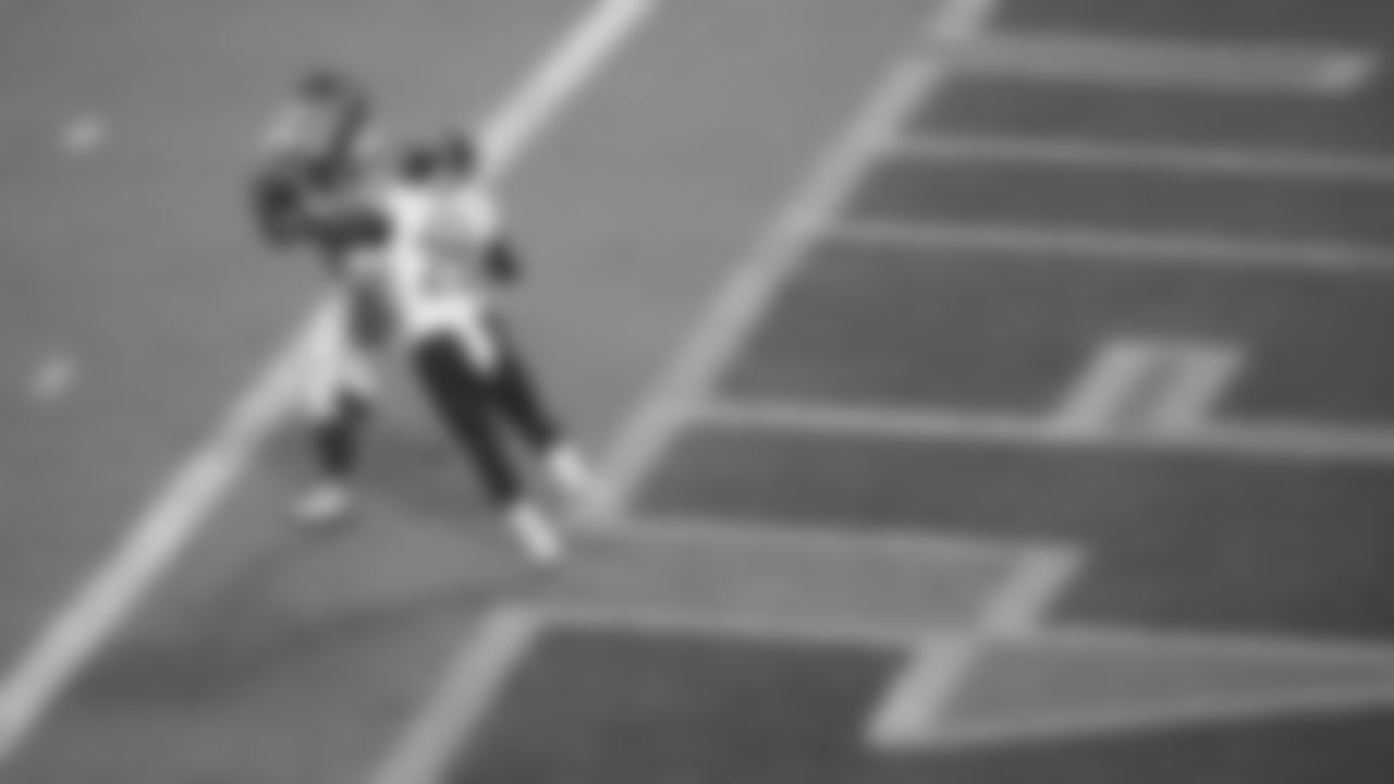 Kansas City Chiefs tight end Travis Kelce (87) catches a touchdown pass during a week 8 NFL Football game against the Washington Commanders on Monday, October 27, 2025 in Kansas City, MO.