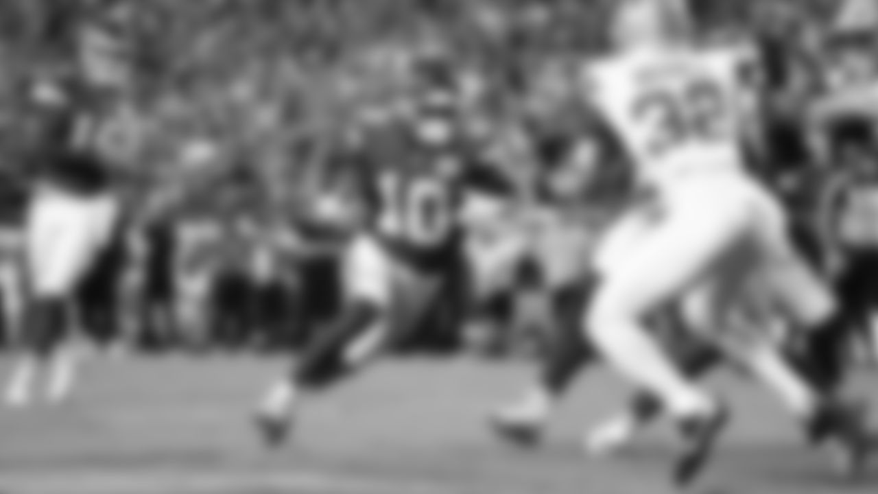 Kansas City Chiefs running back Isiah Pacheco (10) runs the ball during a week 6 NFL Football game against the Detroit Lions on Sunday, October 12, 2025 in Kansas City, MO.