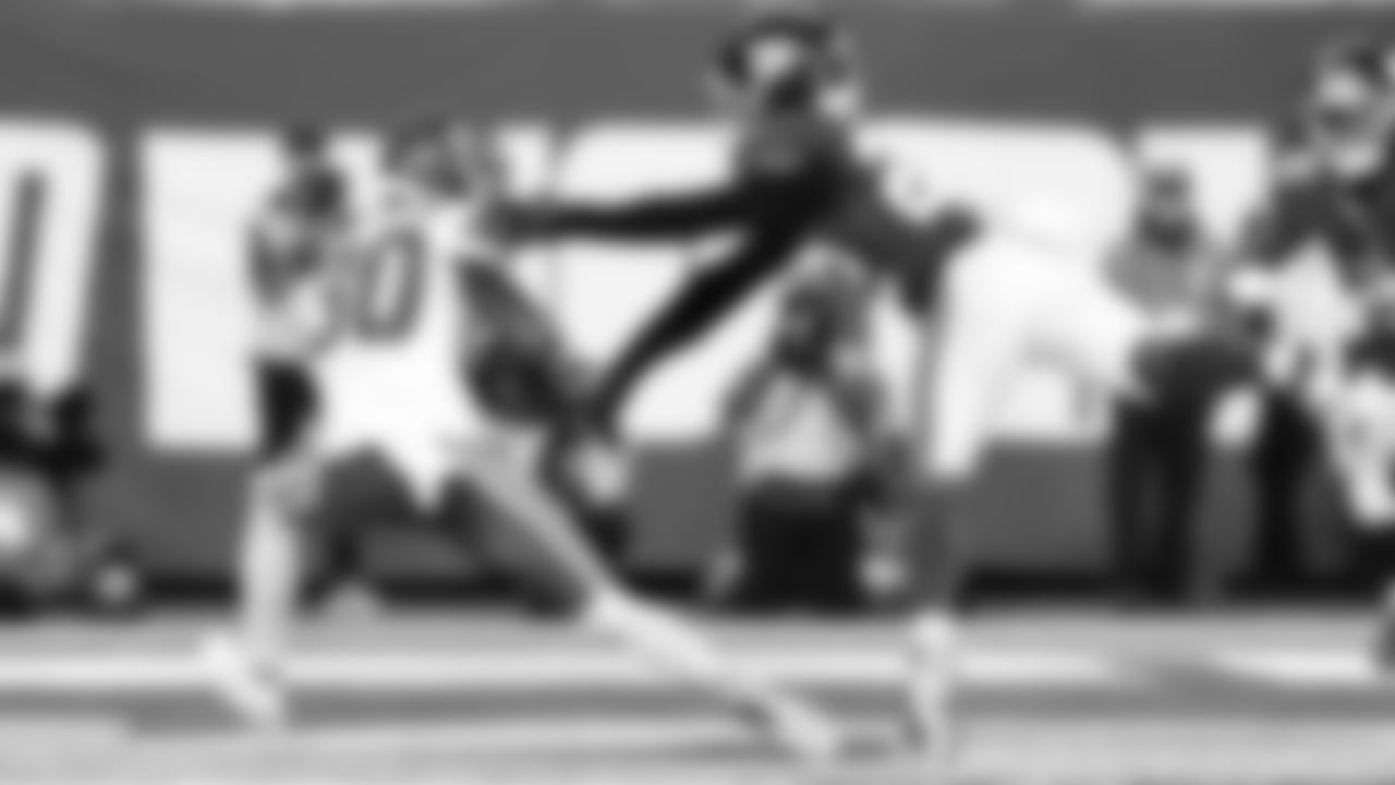 Kansas City Chiefs wide receiver Tyquan Thornton (80) catches the ball in the end zone during the week 3 NFL football game against the New York Giants, Sunday, September 21, 2025 in East Rutherford, NJ.