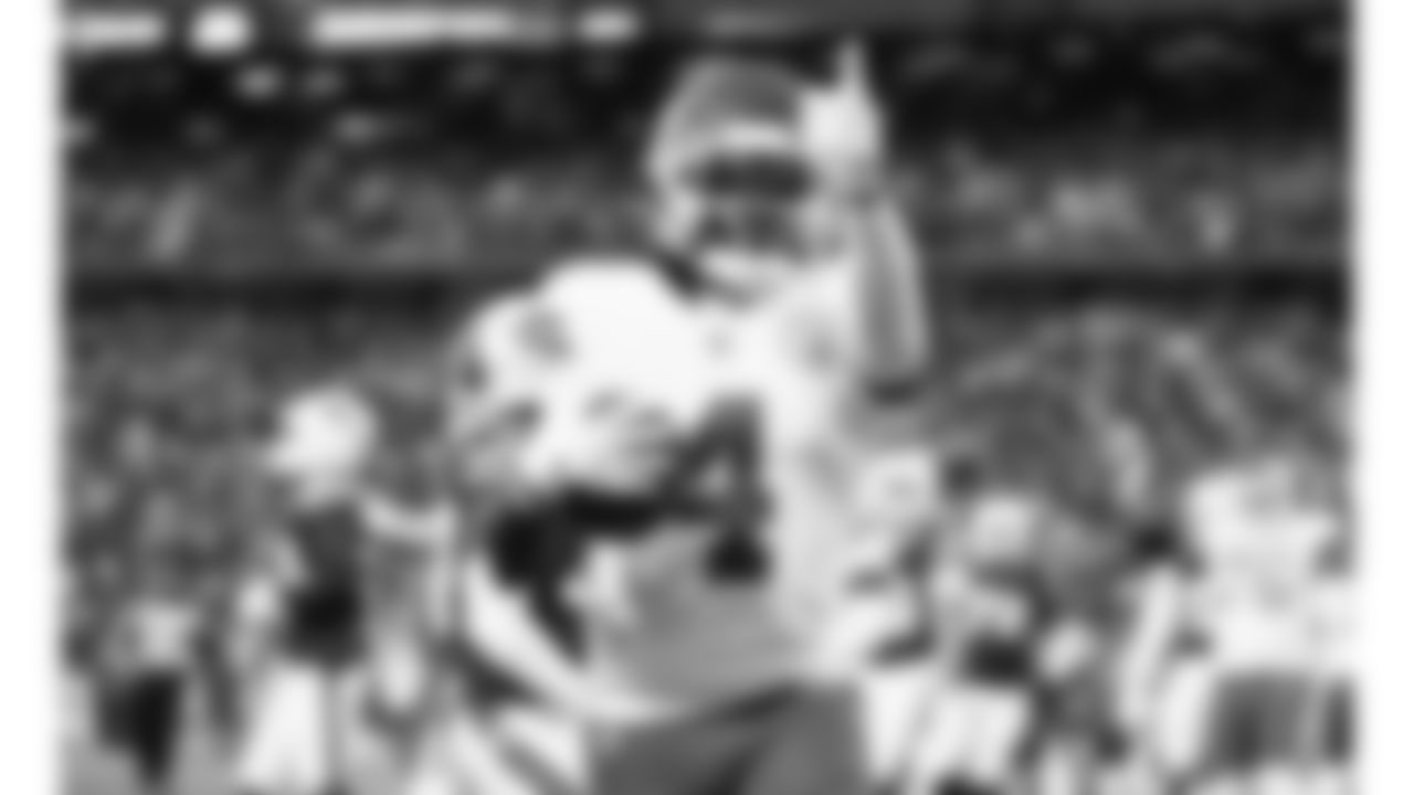 Kansas City Chiefs wide receiver Rashee Rice (4) runs the ball into the end zone for a touchdown during a week 9 NFL football game against the Buffalo Bills, Sunday, November 2, 2025 in Buffalo, NY.