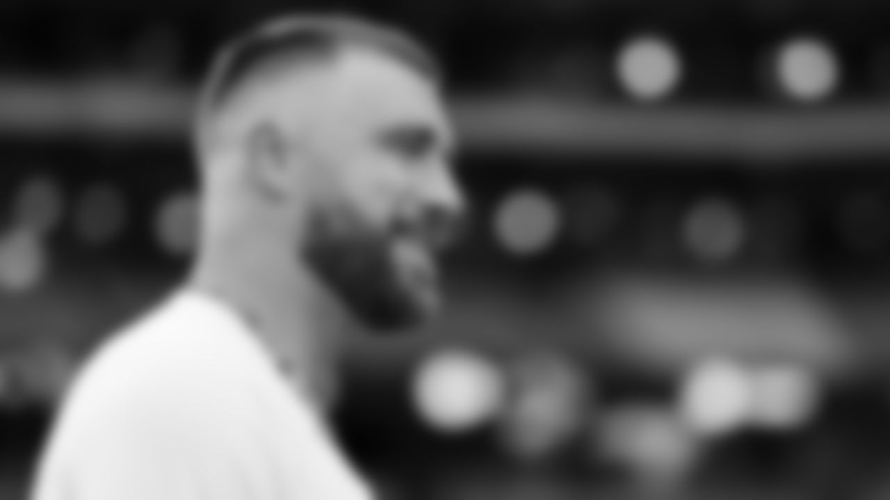 Kansas City Chiefs tight end Travis Kelce (87) smiles during warm ups prior to a preseason week 1 NFL football game against the Arizona Cardinals, Saturday, August 9, 2025 in Glendale, AZ.