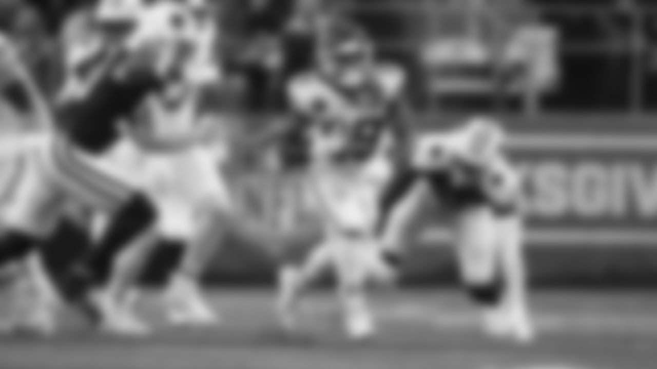 Kansas City Chiefs running back Kareem Hunt (29) runs the ball during a week 13 NFL football game against the Dallas Cowboys on Thursday, November 27, 2025 in Arlington, TX.