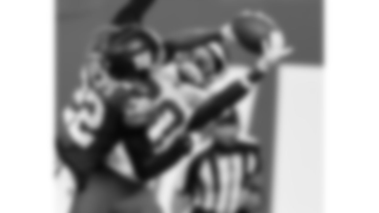 Kansas City Chiefs wide receiver Tyquan Thornton (80) catches the ball over New York Giants cornerback Andru Phillips (22) during the week 3 NFL football game, Sunday, September 21, 2025 in East Rutherford, NJ.