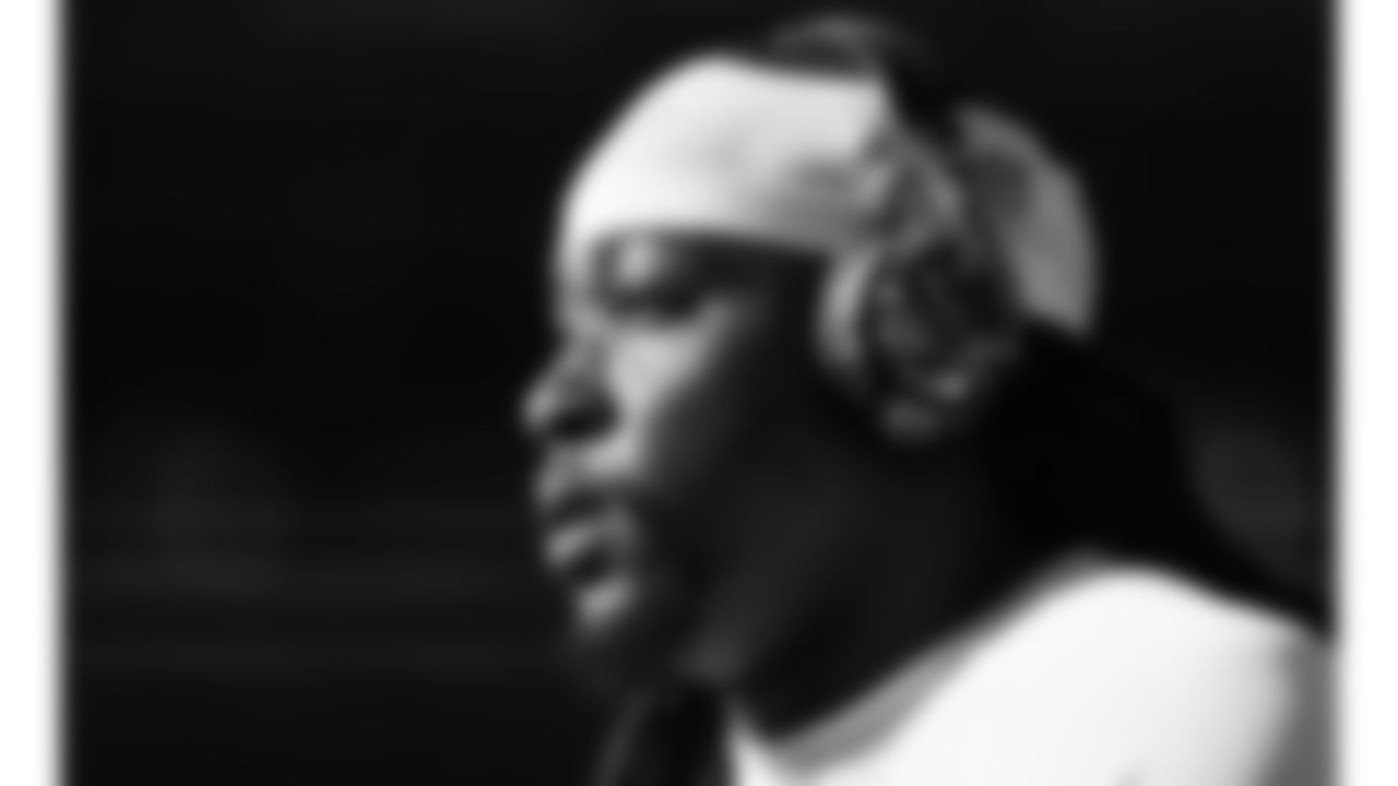 Kansas City Chiefs running back Kareem Hunt (29) looks on during warm ups prior to a week 11 NFL football game against the Denver Broncos, Sunday, November 16, 2025 in Denver, CO.