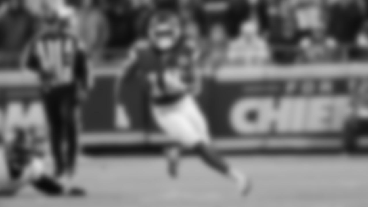 Kansas City Chiefs running back Isiah Pacheco (10) runs the ball during a week 8 NFL Football game against the Washington Commanders on Monday, October 27, 2025 in Kansas City, MO.